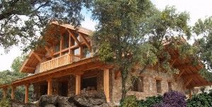 La Casa de Piedra y Madera entre Encinas